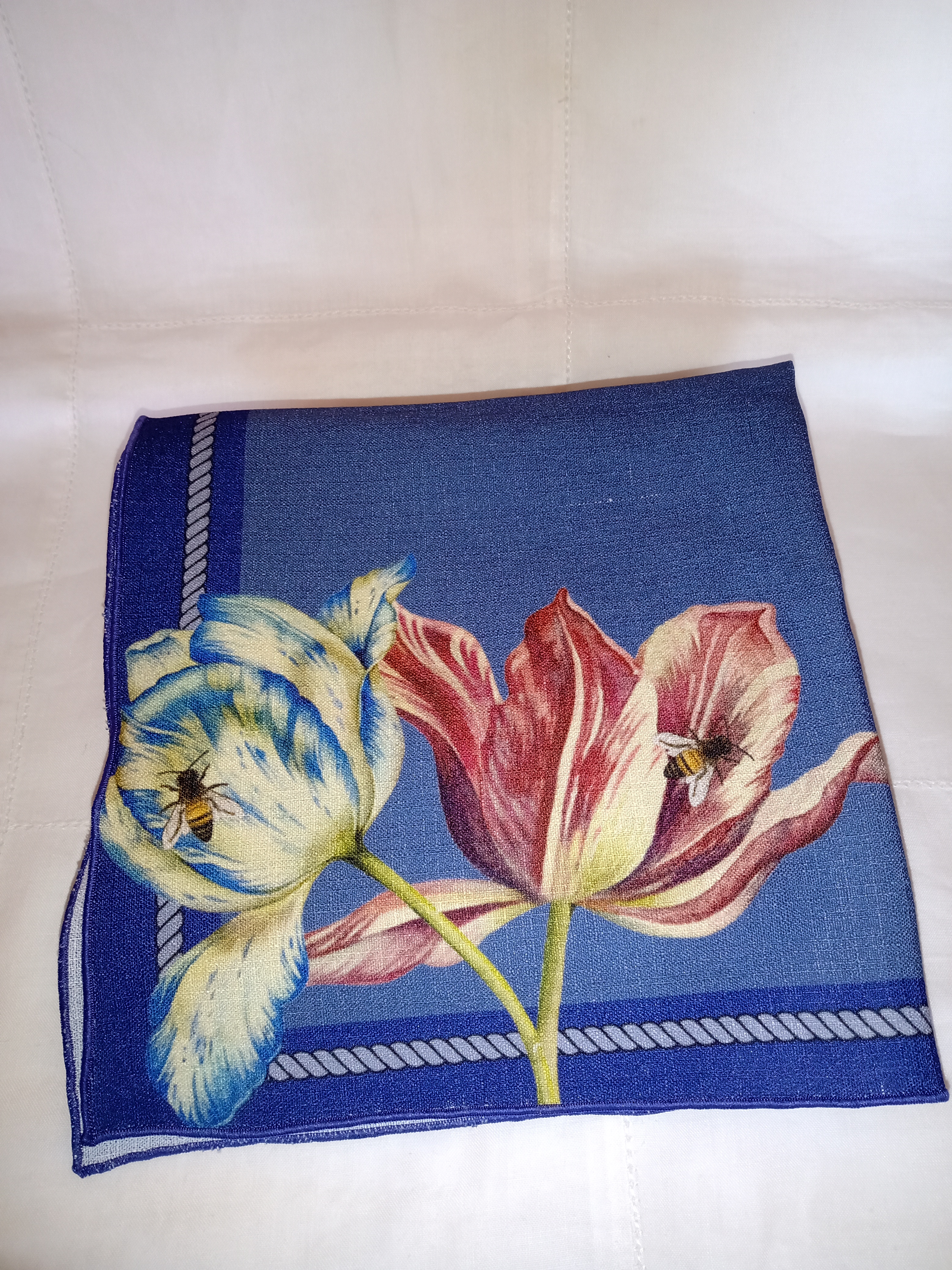 GUARDANAPO FLORAL COM FUNDO AZUL 